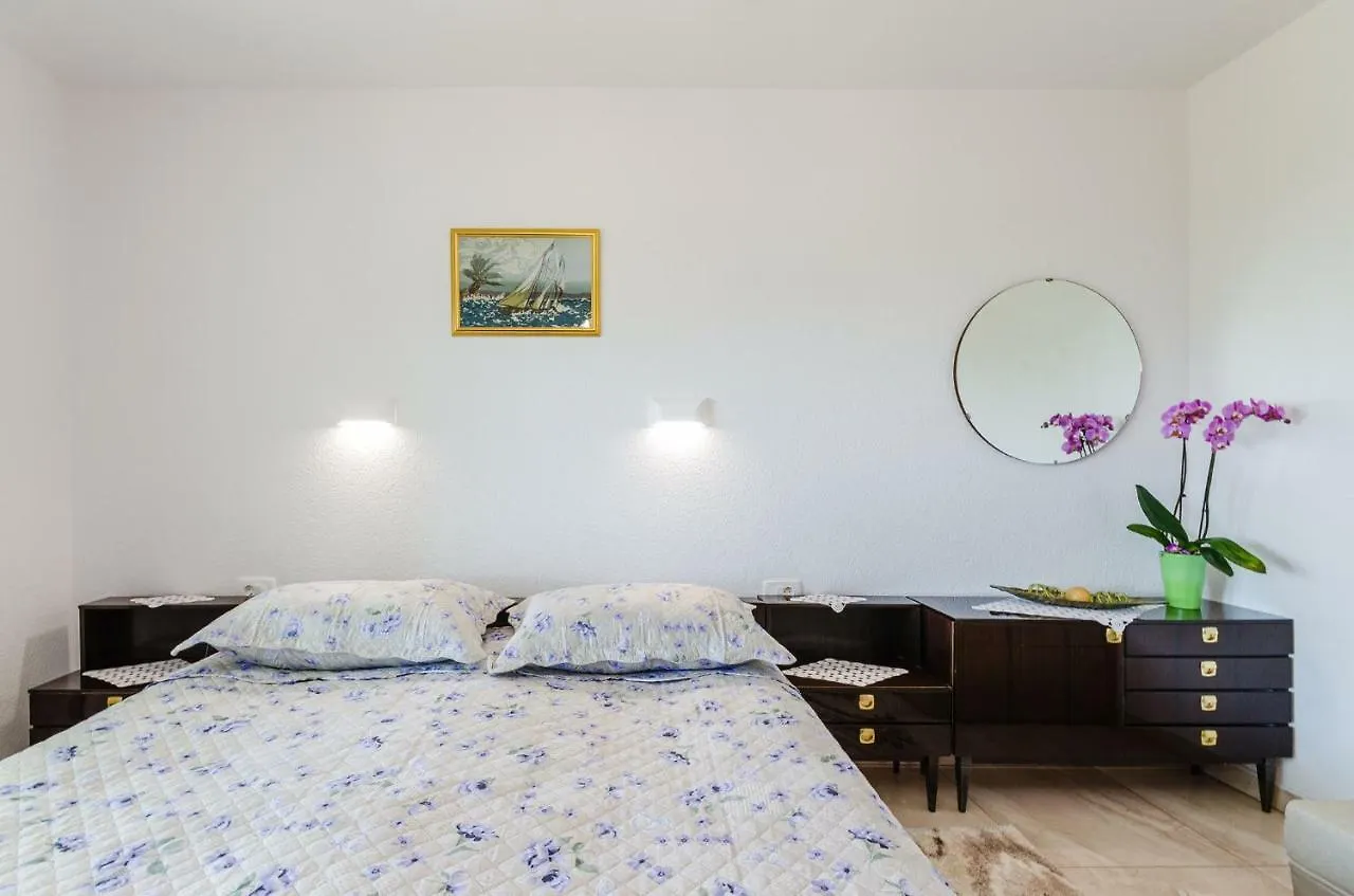 Apartment In Novi Vinodolski 15377