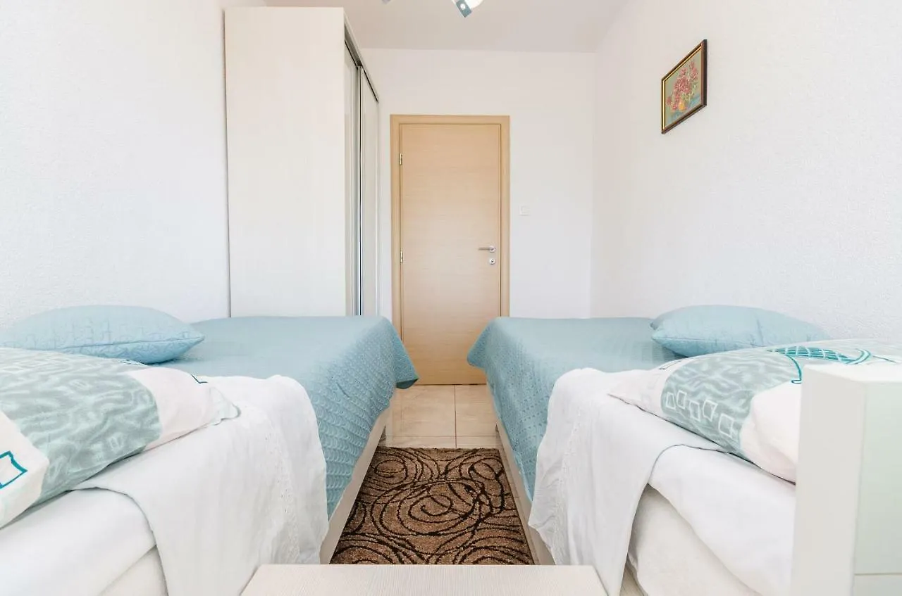 Apartment In Novi Vinodolski 15377